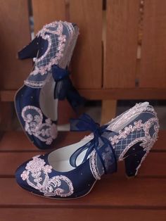 Create a beautiful contrast with your wedding dress in these navy&pink bridal shoes! Lace embellished colorful wedding shoes for your 70s wedding. #laceshoes #weddingshoes #bridalshoes #navyshoes #70swedding Navy Blue Pink Wedding, Alternative Wedding Party, Navy And Rose Gold Wedding, Rose Gold Wedding Shoes, Bridal Shoes Lace, Blue Pink Wedding, Navy And Rose Gold, Pink Bridal Shoes, Colorful Wedding Shoes