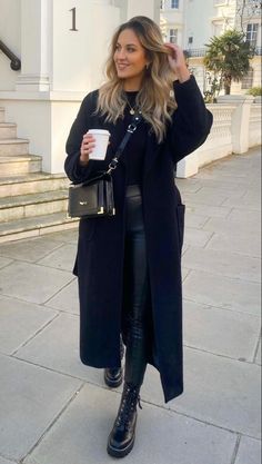 City Break Outfit Autumn, Black Coat Outfit Winter, Long Black Coat Outfit, Peacoat Outfit, Black Coat Outfit, Long Coat Outfit, City Break Outfit, Long Black Sweater, Winter Coat Outfits