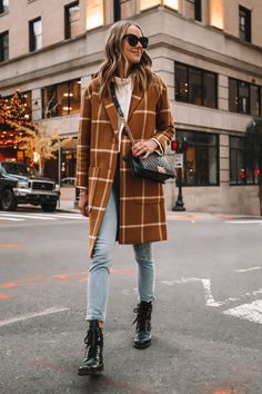 Women Combat Boots Outfit, Free People Sweater Outfit, Combat Boots Street Style, Black Combat Boots Outfit, Boots Street Style, Fall Coat Outfit, Jeans And Combat Boots, Combat Boot Outfit, Winter Boots Outfits