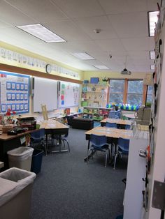 an empty classroom with desks and chairs