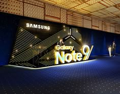 the samsung galaxy note 9 logo is displayed in front of a wall with people standing on it