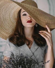 Color Splash Photography, Vintage Photoshoot, Vintage Hat, Moda Vintage, Photography Women, Classy Women, Mode Vintage, Vintage Hairstyles, Style Guide