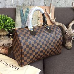 Description L.V Speedy 30 Bag Damier Ebene Canvas For Women 11.8in/30cm Brown LV N41364 Rep 1:1 Size: 30 x 21 x 17 cm / 11.8 x 8.2 x 6.6 inches Launched in 1930 as the “Express” and inspired by that era’s travel revolution, the Speedy is the ultimate L.V icon. The original and complete city bag, it is the stylish companion of the girl about town. In Monogram canvas, the Speedy 30 is elegant, pratical and hard-wearing. Damier Brown Handle: Double Include dust bag. This product is of the best qual