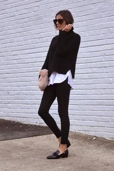 Exactly how to wear a turtleneck sweater this fall - click for 15 street style outfits we love Minimalisticky Chic, Look Legging, Mode Tips, How To Wear Leggings, Jane Birkin, Minimal Chic, Mode Inspo