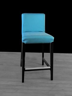 This IKEA HENRIKSDAL bar stool cover in a faux suede peacock teal blue is the perfect way to give your seating area a pop of style! Crafted from a durable fabric and available in a vivid turquoise hue, this cover is sure to make a statement and bring excitement to your kitchen.