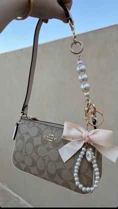 Cute Purse Accessories, Custom Bags Ideas, Coach Purses Aesthetic, Designer Bags 2024, Purses And Handbags Aesthetic, Coach Purse Aesthetic, Bag Accessories Aesthetic, Coach Bags Aesthetic, What’s In My Purse