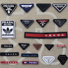 many different badges are displayed on the wall in order to be used as magnets