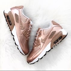 Rose Gold 💍 Nike Air Max 90 Se, Nike Logos, Outfit Baddie, Crystals White, Nike Shoes Cheap, Discount Nikes, Nike Free Shoes, Nike Air Max 90, Nike Sneakers