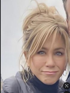 New 2024 Hair Styles, Casual Upstyles, Styling Long Bangs, Jennifer Aniston Bangs, Bangs Over 40, Blonde Layered Hair, Trending Hair, Jennifer Aniston Hair, Haircuts For Medium Length Hair