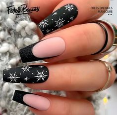 Christmas Nails Black And White, Edgy Christmas Nails, Black And White Christmas Nails, Winter Black Nails, Black Winter Nails, Black Christmas Nails, Black And White Nails, Nail Vinyls, Holiday Nail Designs