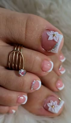 Nail Design For Feet Toenails, Feet Nail Design Ideas, French Toe Nails Pedicures, French Tip Toe Nails With Design, French Tip Toes With Flower, Toe Nail Designs White, French Tip Toe Nails, Frenchie Nails, French Pedicure Designs