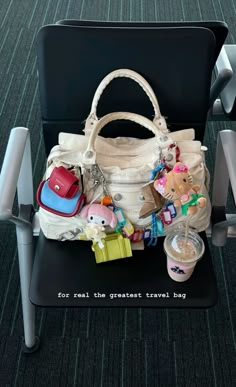 Inside My Bag, Purse Essentials, Handbag Essentials, Dream Bags, Girly Bags, What's In My Bag, Jewelry Accessories Ideas, Girly Accessories, Fancy Bags