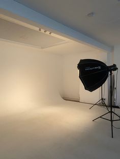 an empty studio with lighting equipment in it