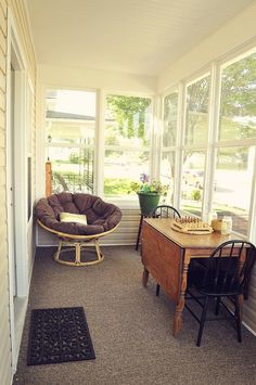 26 Smart And Creative Small Sunroom Décor Ideas Cozy Sunroom Decorating Ideas, Comfy Farmhouse, Comfy Decor, Balkon Decor