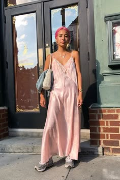 Dress And Sneakers Outfit, Slip Dress Outfit, Simple Summer Outfits, Mia 3, Outfit Formulas, Sneakers Outfit, 가을 패션, Mode Inspiration, Summer Fits