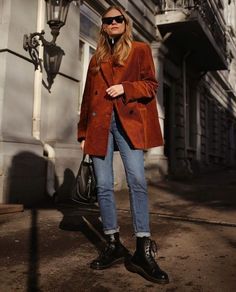 On ne s'en lasse pas. Le velours côtelé sera plus que jamais dans le circuit en 2019. Porté en blazer, en jupe, en pantalon ou en combinaison, le velours côtelé à la côte. Blazer Street Style, How To Wear Ankle Boots, Boots Outfit Ankle, Rolled Up Jeans, Oufits Casual, Grunge Look, Indigo Denim, Skateboarder