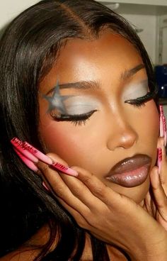 Rockstar Makeup Black Women, Futuristic Eye Makeup, Bratz Eye Makeup, Rockstar Makeup, Chrome Makeup, Makeup 2000s, Bold Lipstick Makeup, Y2k Makeup Looks, Makeup Paint