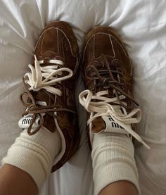 Miu Miu New Balance, Luxury Winter Outfits, Winter Outfit Ideas Aesthetic, Old Money Winter, Ski Outfits, Outfit Ideas Aesthetic, Fall Outfit Inspiration, Luxury Winter