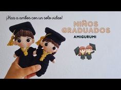 a hand is holding two amigurmi dolls in graduation caps and gowns, with the caption ninjas graduados