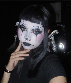 Vintage Pierrot Clown Makeup, Moon Clown Makeup, Clown Makeup And Outfit, Black White And Red Clown Makeup, Clown Alt Makeup, Cute Clown Makeup Looks, Clown Black And White Makeup, Cute Clown Outfit Ideas, Black And White Clown Makeup Easy