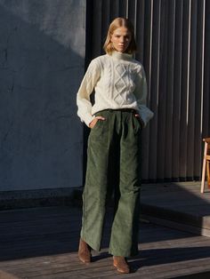 Corduroy Trousers Outfit, Green Pants Outfit, Winter Pants Outfit, Cords Pants, Winter Mode, Green Outfit, Green Pants, Pleated Pants