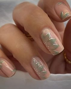 sage green floral nails Sage Green Nails, Ongles Beiges, Bridesmaids Nails, Boho Nails, Floral Nail Designs, Minimalist Nail Art, Bride Nails