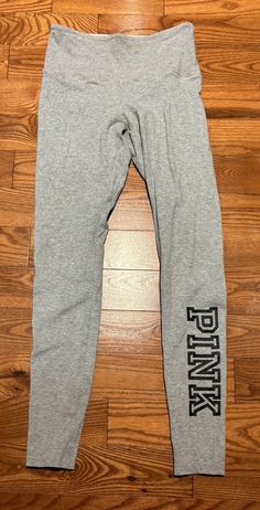 VICTORIA’S SECRET PINK GRAY LOGO LEGGINGS SIZE SMALL Fitted Pink Victoria's Secret Bottoms, Pink Vs Leggings, Victoria’s Secret Leggings, Victroia Secret Leggings, Victoria's Secret Pink Pants, Victoria Secret Pink Yoga Pants, Pink Leggings, Secret Pink, Victoria’s Secret