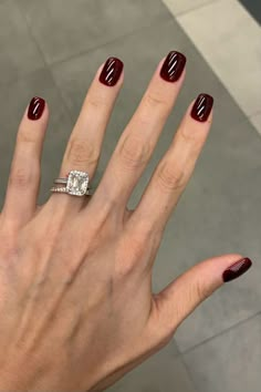 unghie semplici ed eleganti, color bordeaux, fall color nails, fall colors 2023, fall color palette, burgundy nails, bordeaux nails, bordeaux nails design, nails settembre 2023, nails 2023, nails ideas, unghie rosse, unghie semplici, unghie corte, unghie quadrate, unghie eleganti, unghie eleganti quadrate, #burgundy #burgundypalette #bordeauxcolor #merlotcolor #nailsideas Squoval Nails Color, Short Classy Nails Round, New Years Nail Short, Fall Nails Rounded Square, Short Square Nails Inspiration, Nails Idea For Short Nails, New Year Short Nails Design, Burgundy Short Square Nails, Short Gel Nails Burgundy