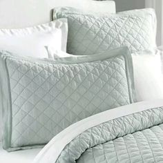 the comforter is made up and ready to be used in this bedding set