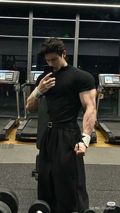 Tall Muscular Man Aesthetic, Shredded Body Men Aesthetic, Bulky Men Muscle Aesthetic, Asthetic Physique Men, Men Physique, Muscular Man Aesthetic Dark, Muscular Men Fashion, Aesthetics Bodybuilding, Hairstyle For Men