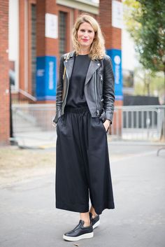 Street Style : Day Six - Paris Fashion Week Spring/Summer 2017 Mode Over 50, How To Wear Culottes, Summer Day Outfits, Outfit Formulas, Bohol, Mode Casual, Black Women Fashion, Outfit Combinations, Womens Fashion For Work