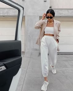 Trendy Outfits 2020, Chique Outfits, Lounge Outfit, 가을 패션, Mode Inspiration, White Pants, Winter Fashion Outfits, Looks Vintage