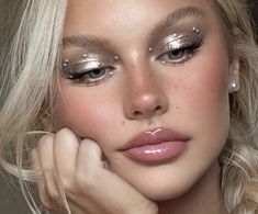 Pearl Eye Makeup Aesthetic, Halloween Makeup Princess, Pearl Girl Aesthetic, Pearly Makeup Look, Pearl Makeup Look, Bead Makeup, Pearl Makeup Looks, Pearl Eye Makeup, Mermaidcore Aesthetic