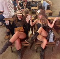 Wild West Bid Day, 2000s Cowgirl Aesthetic, Desert Pics Ideas, Nashville Trip Aesthetic, Cowboy Hat Pictures, Fort Worth Stockyards Outfit, Grunge Western Style, Outdoor Picture Ideas, Americana Core