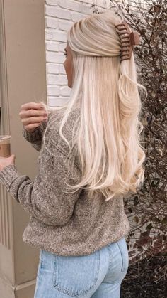 Blonde Hair Color Ideas For Fall Winter Medium Lengths, Frosty Blonde Hair, Blonde Hair Color Ideas Fall 2024, Blonde Hair Color Ideas For Spring, Fall Blonde Hair Color Low Lights, Blonde Hair For Winter, Hair Color Ideas For Blondes Winter, Cute Blonde Hair Colors, Spring Blonde Hair 2024