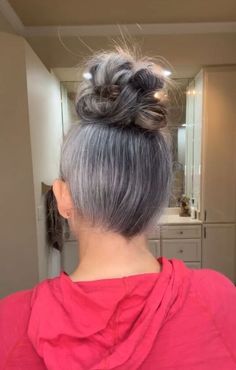 This guide shares an awesome high bun hairstyle. Take your bun up a knot with this technique. High Bun Hairstyle, Easy Buns, Harley Tattoos, Low Ponytail Hairstyles, High Bun Hairstyles, Elegant Bun, Cheer Hair, Easy Bun, Easy Bun Hairstyles