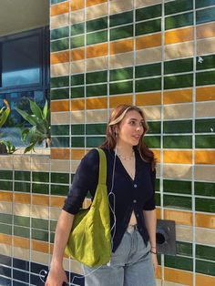 Baggu Aesthetic Girl, Baggu Nylon Shoulder Bag, Green Bag Outfit Summer, Baggu Shoulder Bag, Baggu Bag Aesthetic