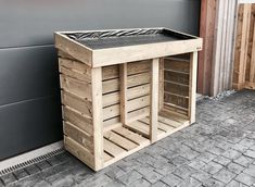 a dog house made out of wooden pallets