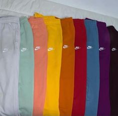 Colorful Nike Sweatpants, Emsemble Nike, Joggings Nike, Jogging Nike Outfit, Nike Ensemble, Nike Sweatpants Outfit, Nike Sets, Ensemble Jogging, Jogging Nike