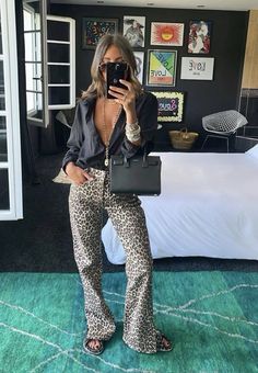 Summer Party Outfit Dressy, Leopard Pants Outfit 2024, Leopard Jeans Outfit 2024, Leopard Print Jeans Outfit, Cheetah Print Pants Outfit, Pub Outfit Night Casual, Pub Outfits, Leopard Jeans Outfit, Pub Outfit