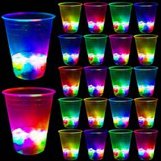 there are many cups that have different colors in them