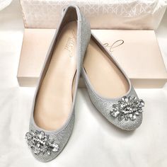 New In Box The Jewel Flats Have Both Comfort And Glitz, Perfect For That Special Event! Woman’s Round-Toe Slip-On Evening Flats Rhinestone Brooch Embellishment At Toe Heel: 0.25 Inches (0.64 Cm) Material: Synthetic Color: Silver Size 7m Thanks For Looking! Silver Formal Flats With Round Toe, Elegant Flat Shoe Clips For Party, Elegant Silver Closed Toe Flats, Glamorous Silver Flats, Elegant Rhinestone Wedding Flats, Luxury Crystal-embellished Ballet Flats For Party, Badgley Mischka Shoes Wedding, Jeweled Flats, Glitter Flats