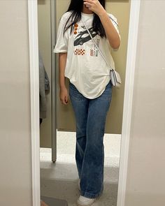 Flare Jeans Outfit Oversized Shirt, Baggy Flared Jeans Outfit, Flare Outfit Pants, Styling Bootcut Jeans Outfit Ideas, Bootcut Jean Outfits, Outfits With Flare Pants, How To Style Oversized Shirt, Sweden Holiday, Outfits With Flares