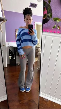 @ kaili3b on tiktok Blue Flare Leggings Outfit, Blue Pink Outfit, Blue Flare Leggings, Flare Leggings