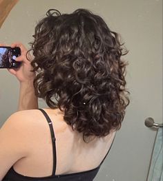 Layers In Short Curly Hair, Wavy To Curly Haircuts, Curly Haircut Wolfcut, Curly Short Hair Layers, Dark Brown Short Curly Hair, Short Haircuts For Wavy Curly Hair, Haircut Ideas For Curly Wavy Hair, Short Layered Hair Curly, Loose Curly Haircuts