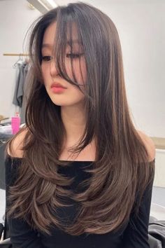 Long Butterfly Haircut Haircuts For Long Hair With Layers, Hair Inspiration Long, Layered Haircuts For Medium Hair, Hairstyles For Layered Hair, Haircuts For Medium Hair, Haircuts Straight Hair, Long Layered Hair, Haircuts For Long Hair, Outfits Winter