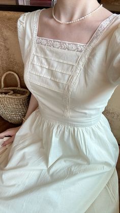 Feminine Vintage Outfits, Winter Dresses Aesthetic, Dress Necklines Guide, Soft Romantic Outfits, Romantic Dress Casual, Romantic Feminine Style, Instagram Istanbul, Deep V Neck Dress, Lace Neckline