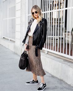 Estilo Vans, Jacket Outfit Women, Leopard Skirt, Skirt And Sneakers, Trendy Fashion Outfits, Street Style Winter, Thrift Fashion, Feminine Outfit