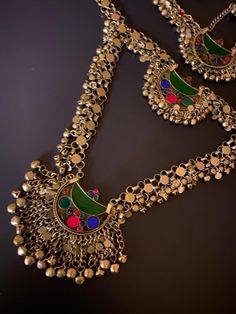 Three-piece Afghan jewelry set in elegant silver, featuring traditional designs and intricate craftsmanship, perfect for adding a touch of Afghan culture to your style. Expensive Jewellery, Afghani Jewelry, Afghan Culture, Vintage Headpiece, Afghan Jewelry, Afghan Fashion, Jewellery Sets, Expensive Jewelry, Three Piece