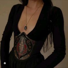 Fae Fashion Aesthetic, Feminine Mystique Aesthetic, Dark Feminine Outfit Ideas, Chic Gothic Fashion, Antivan Crows Aesthetic, Black Witch Outfit, Witch Outfits Aesthetic, Yennefer Of Vengerberg, Fest Outfits